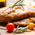 bagt-kyllingefilet-paa-en-grapefrugtpude-en-original-opskrift.webp.webp
